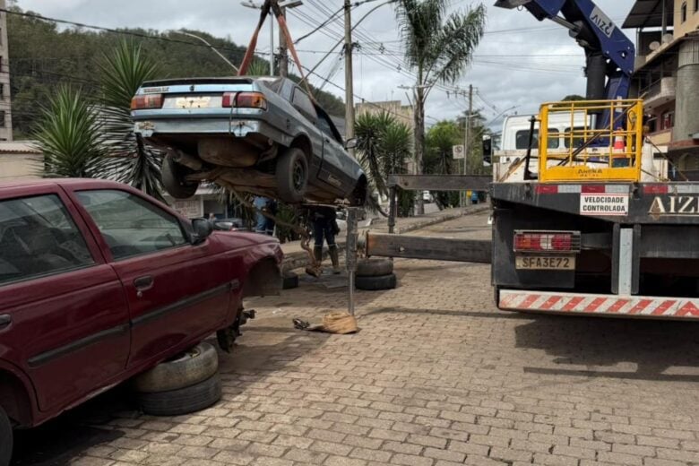 Prefeitura de João Monlevade faz remoção de veículos  abandonados em vias públicas