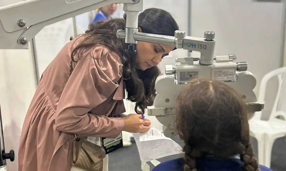 Atendimento oftalmológico de crianças com TEA exige adaptação e preparo, destaca especialista