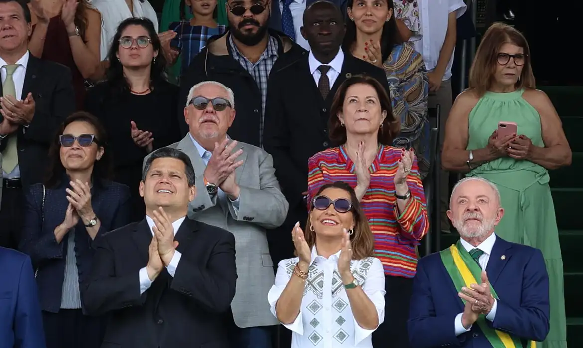 Desfile de 7 de Setembro reúne Lula, presidentes do Congresso e chefe do STF em Brasília