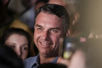 Flávio Bolsonaro pode limitar presença em debates durante segundo turno
