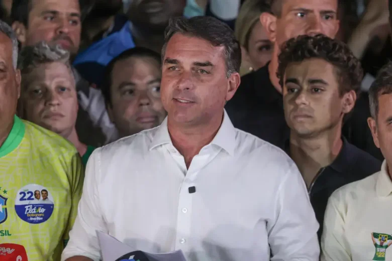 Flávio Bolsonaro se declara presidente eleito, muda carta para “líder do Brasil” e apaga publicação