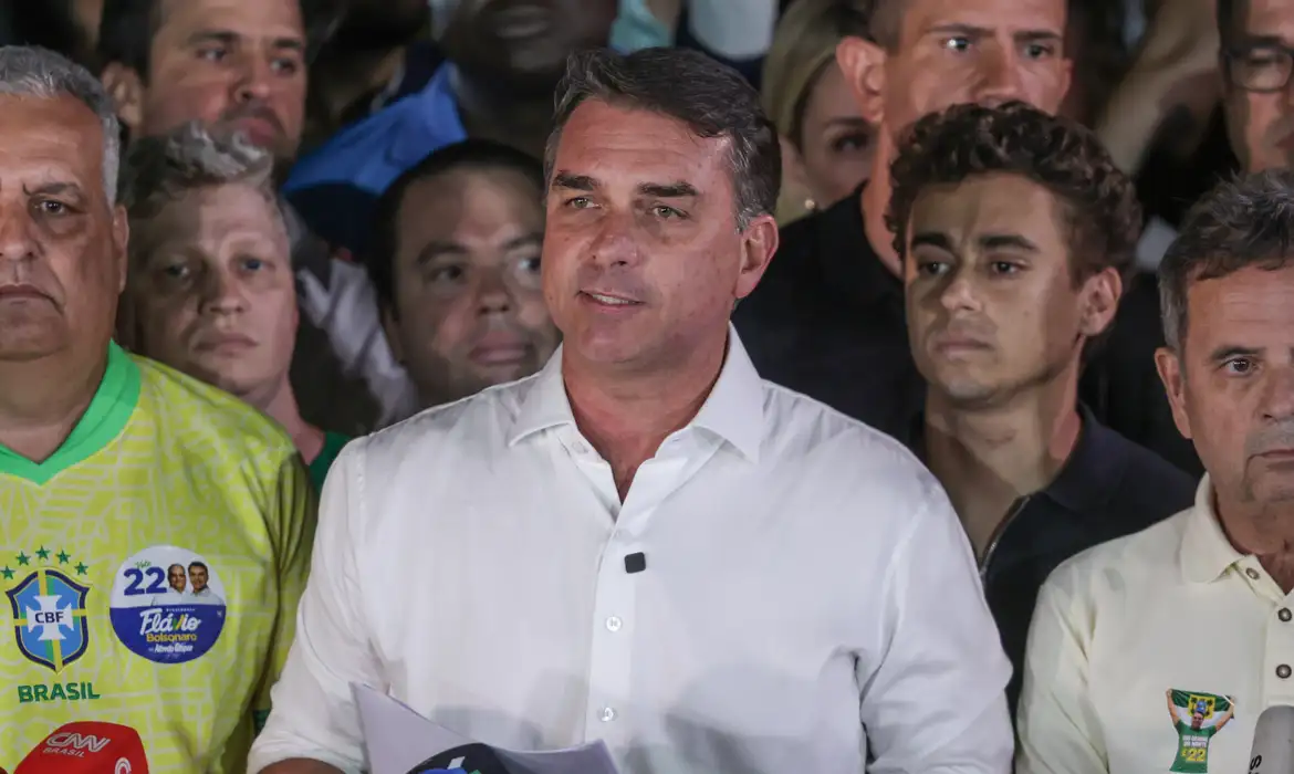 Flávio Bolsonaro se declara presidente eleito, muda carta para “líder do Brasil” e apaga publicação