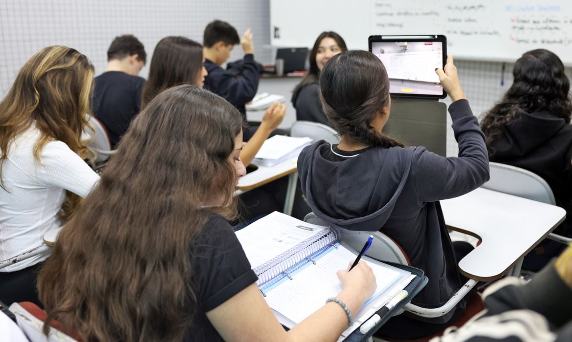 Alunos do terceiro ano do ensino médio da rede pública têm até 18 de outubro para concluir pendências do Enem