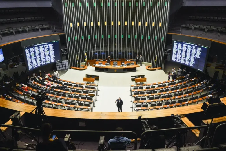 Câmara terá 183 novos deputados, maior bancada feminina da história e PL com 121 cadeiras