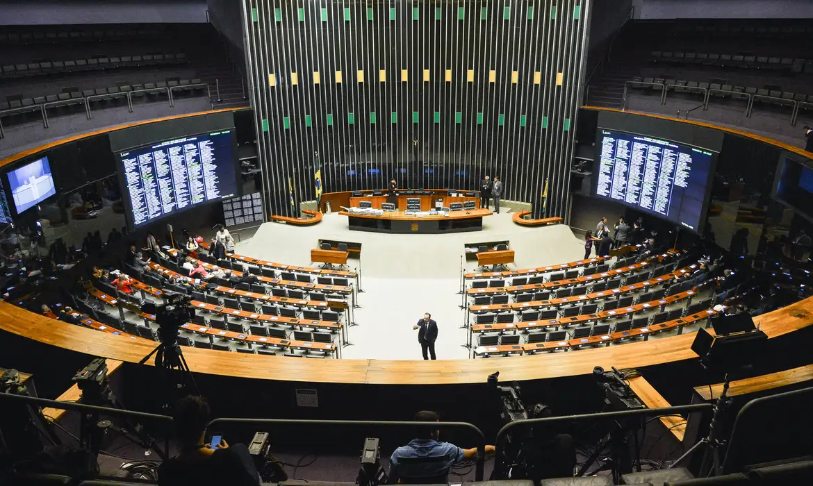 Câmara terá 183 novos deputados, maior bancada feminina da história e PL com 121 cadeiras