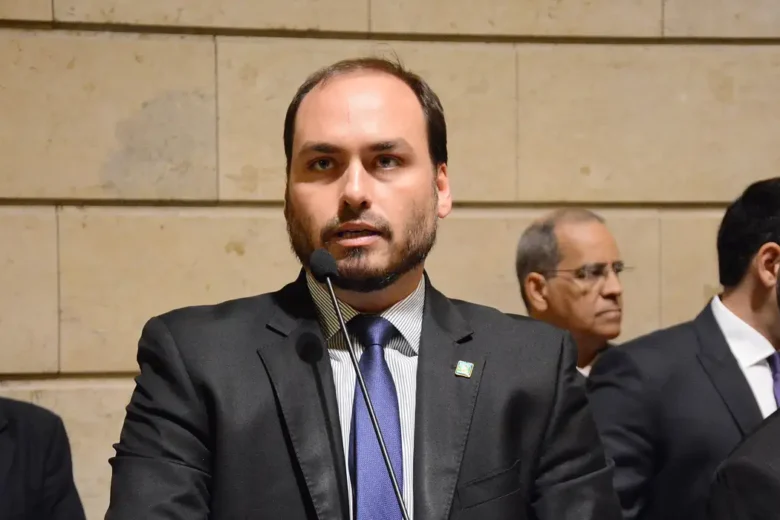 Carlos Bolsonaro é eleito senador em Santa Catarina
