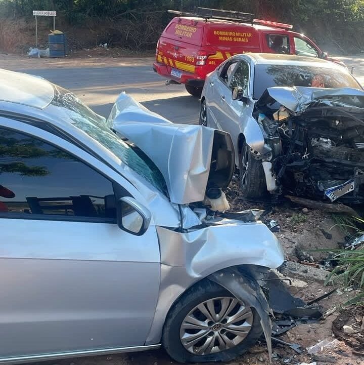 Casal morre e bebê de 10 meses fica ferido em colisão frontal na MG-252