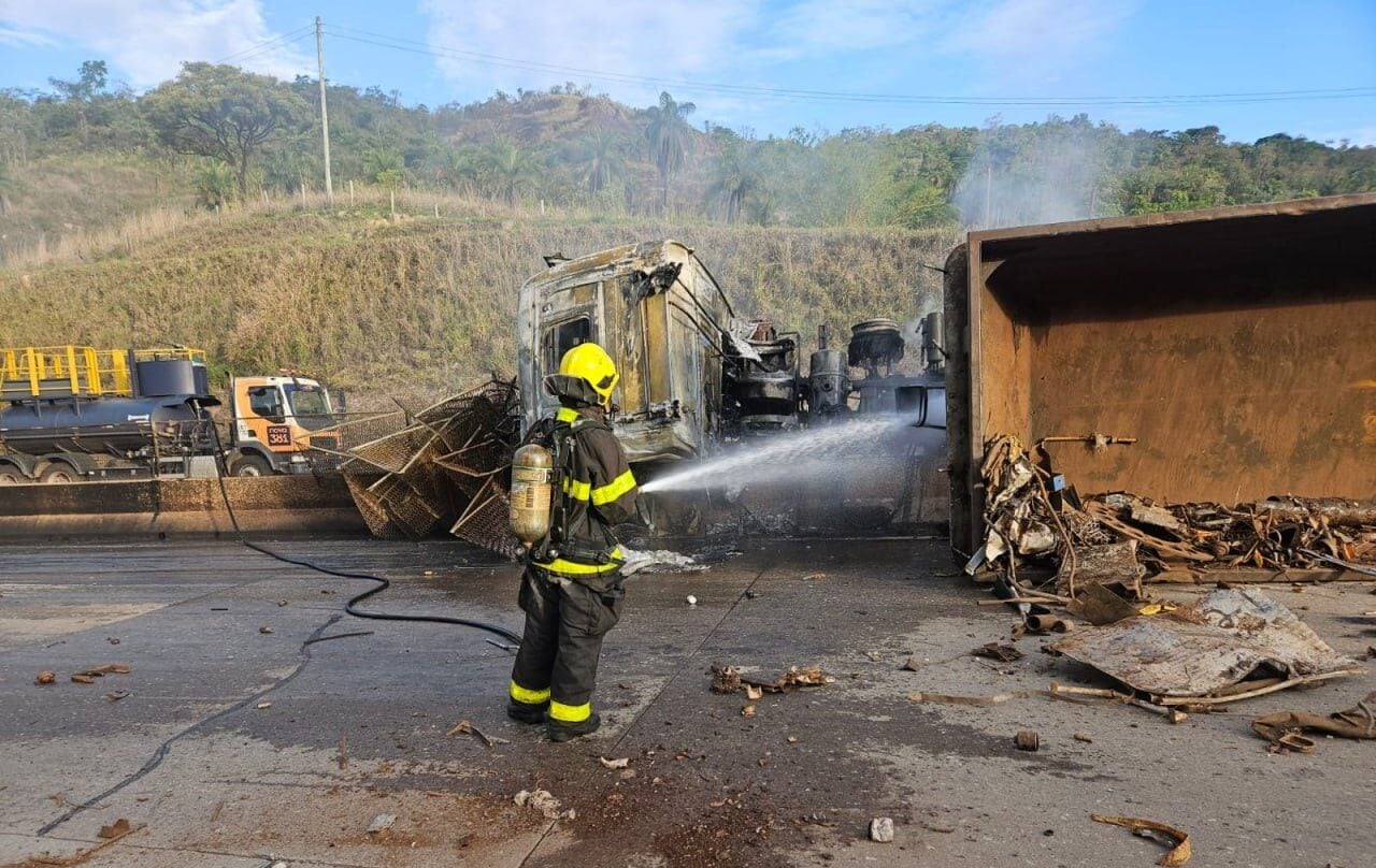 Acidente com três veículos deixa quatro vítimas e provoca incêndio em carreta na BR-381, em Caeté; tráfego tem interdição parcial