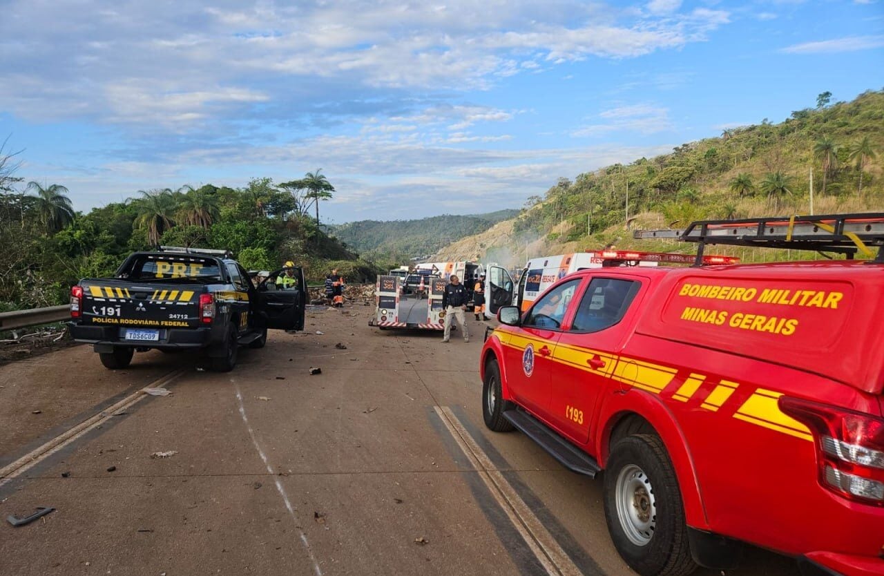 Acidente com três veículos deixa quatro vítimas e provoca incêndio em carreta na BR-381, em Caeté; tráfego tem interdição parcial