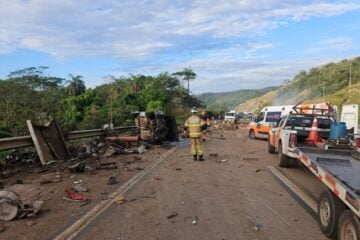 Acidente com três veículos deixa quatro vítimas e provoca incêndio em carreta na BR-381, em Caeté; tráfego tem interdição parcial