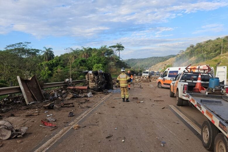 Acidente com três veículos deixa quatro vítimas e provoca incêndio em carreta na BR-381, em Caeté; tráfego tem interdição parcial