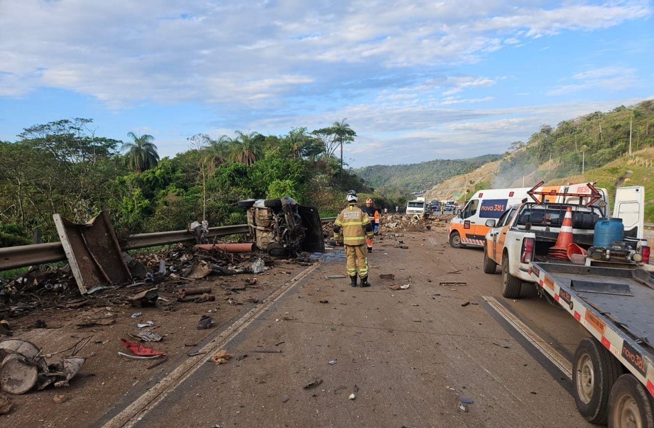 Acidente com três veículos deixa quatro vítimas e provoca incêndio em carreta na BR-381, em Caeté; tráfego tem interdição parcial