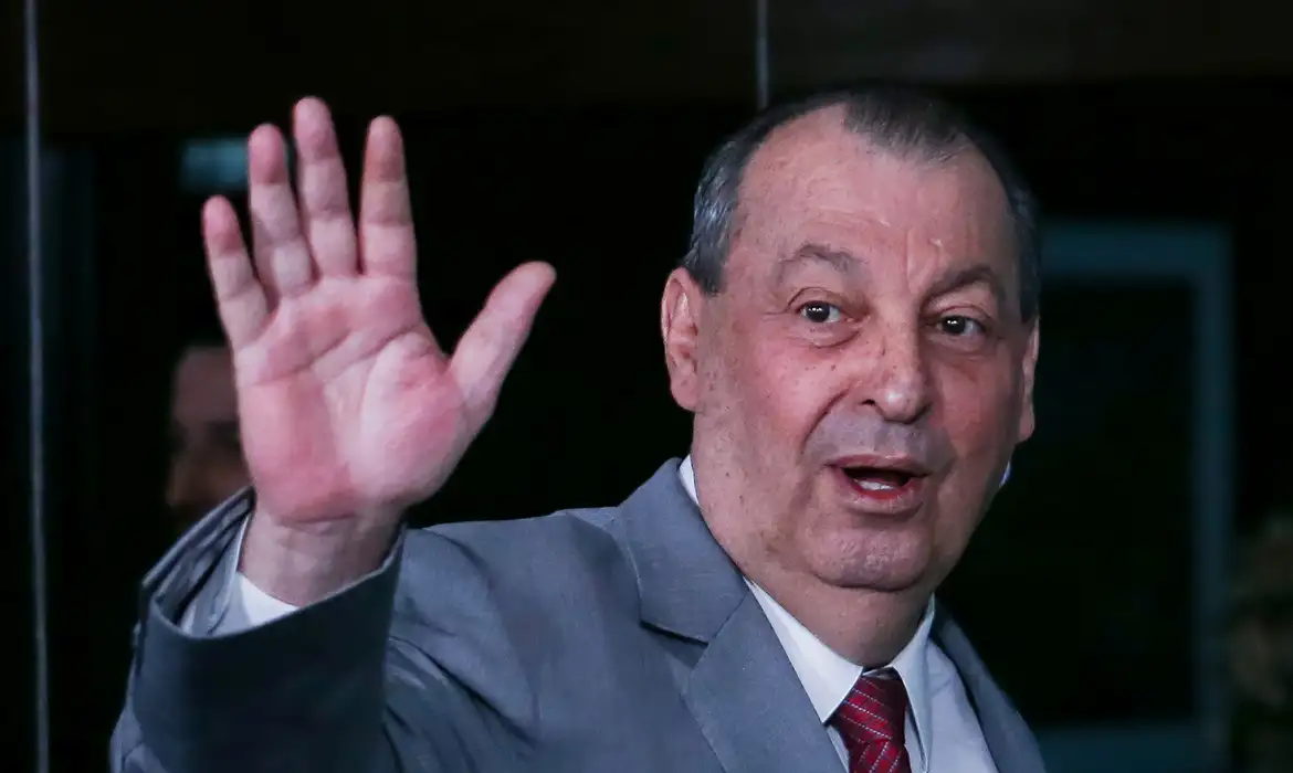 Omar Aziz é eleito governador do Amazonas com 85% das urnas apuradas