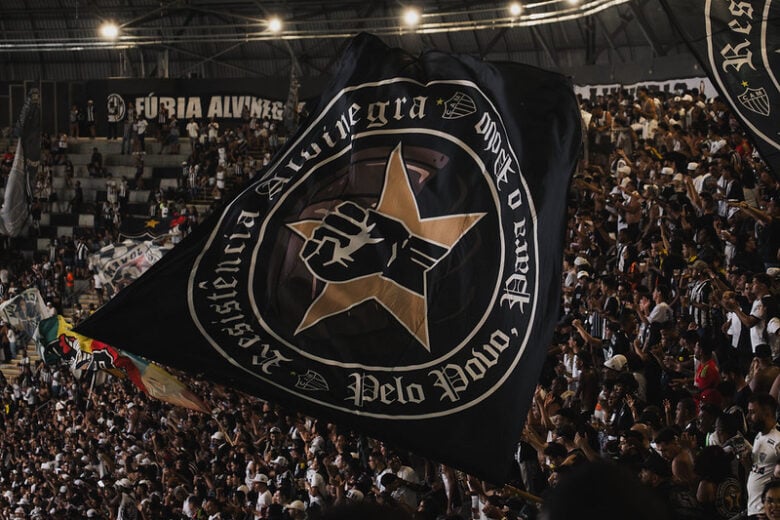 Atlético encara Athletico-PR em Curitiba de olho na aproximação do G4 do Brasileirão; Rádio Caraça FM transmite o jogo