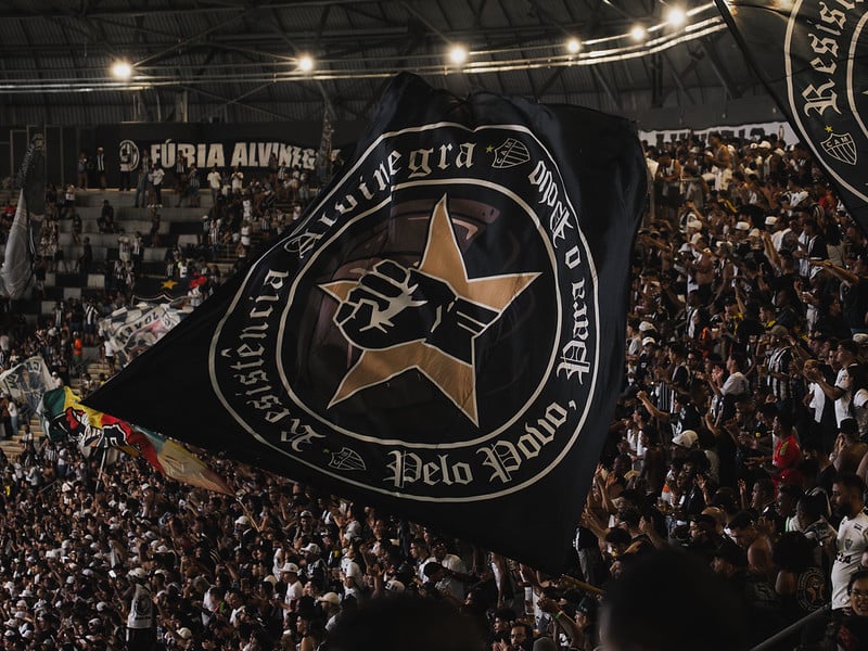 Atlético encara Athletico-PR em Curitiba de olho na aproximação do G4 do Brasileirão; Rádio Caraça FM transmite o jogo