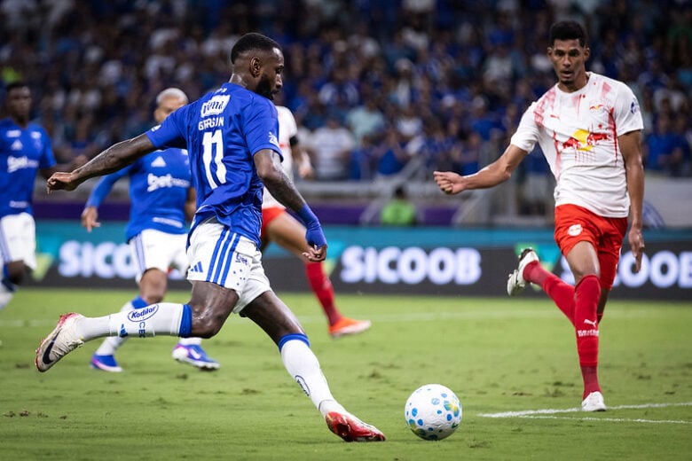 Líder do returno, Cruzeiro desafia Red Bull Bragantino em jejum para voltar ao G-4; Rádio Caraça FM transmite o jogo