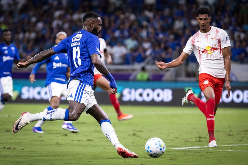 Líder do returno, Cruzeiro desafia Red Bull Bragantino em jejum para voltar ao G-4; Rádio Caraça FM transmite o jogo