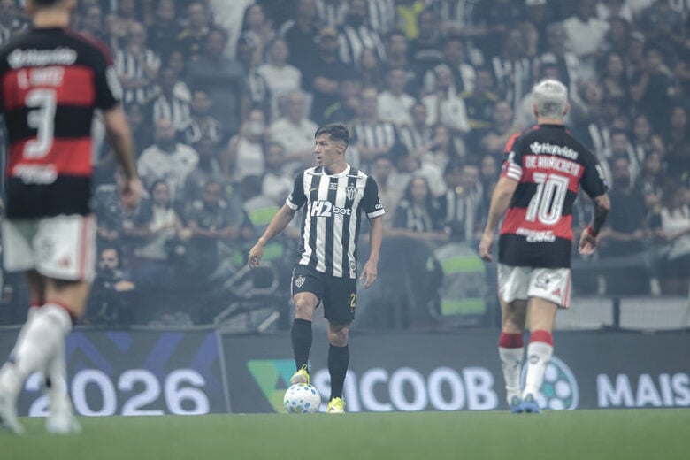 Atlético enfrenta o Flamengo no Maracanã para entrar no G5 do Brasileirão; Rádio Caraça FM transmite o jogo