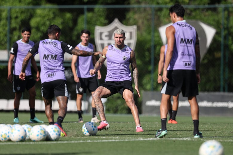 Atlético recebe o Santos na Arena MRV antes de duelo decisivo pela Sul-Americana; Rádio Caraça FM transmite o jogo