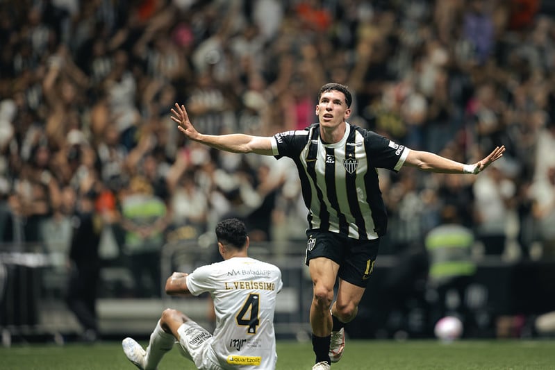 Atlético vira sobre o Santos com “bicicleta” de Borbas aos 51 minutos e sobe na tabela do Brasileirão