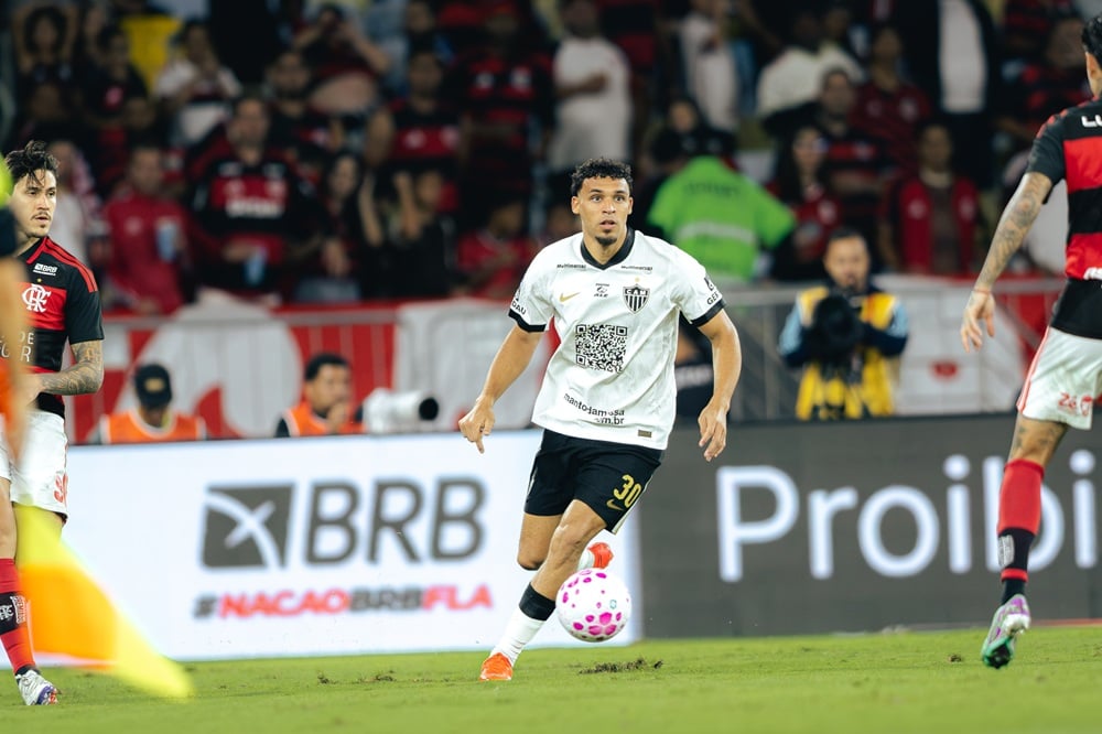 Flamengo vence Atlético com gol de pênalti no último lance e mantém liderança