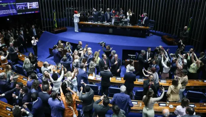 Com votos de governistas e oposição:   Senado aprova o fim da jornada de trabalho 6×1
