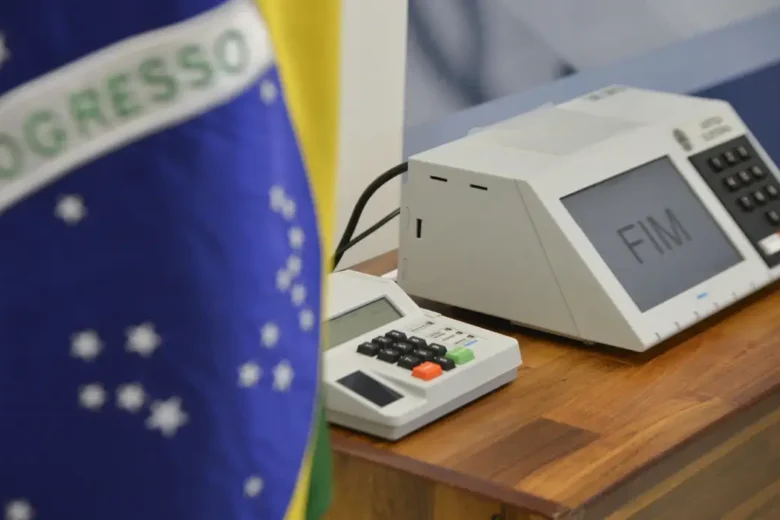 Eleições 2026: Candidatos homens, brancos e à reeleição recebem mais verba de campanha do que mulheres e negros