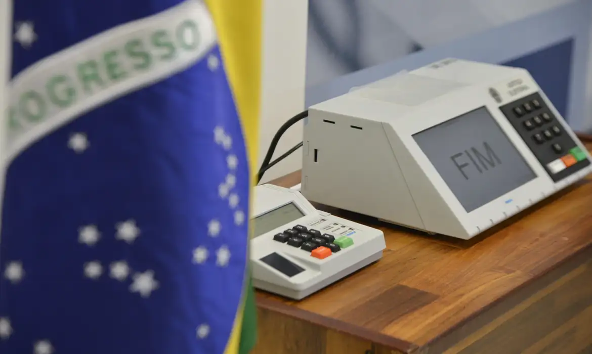 Eleições 2026: Candidatos homens, brancos e à reeleição recebem mais verba de campanha do que mulheres e negros