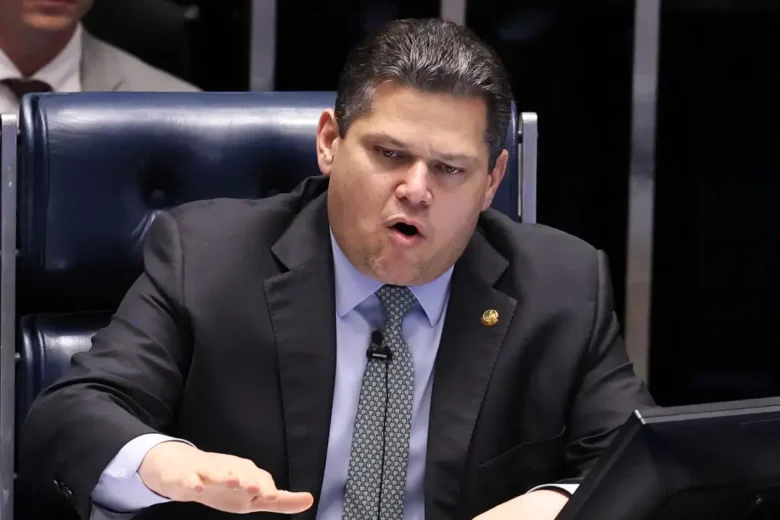 Alcolumbre planeja indulto ou anistia a Bolsonaro por votos pela presidência do Senado