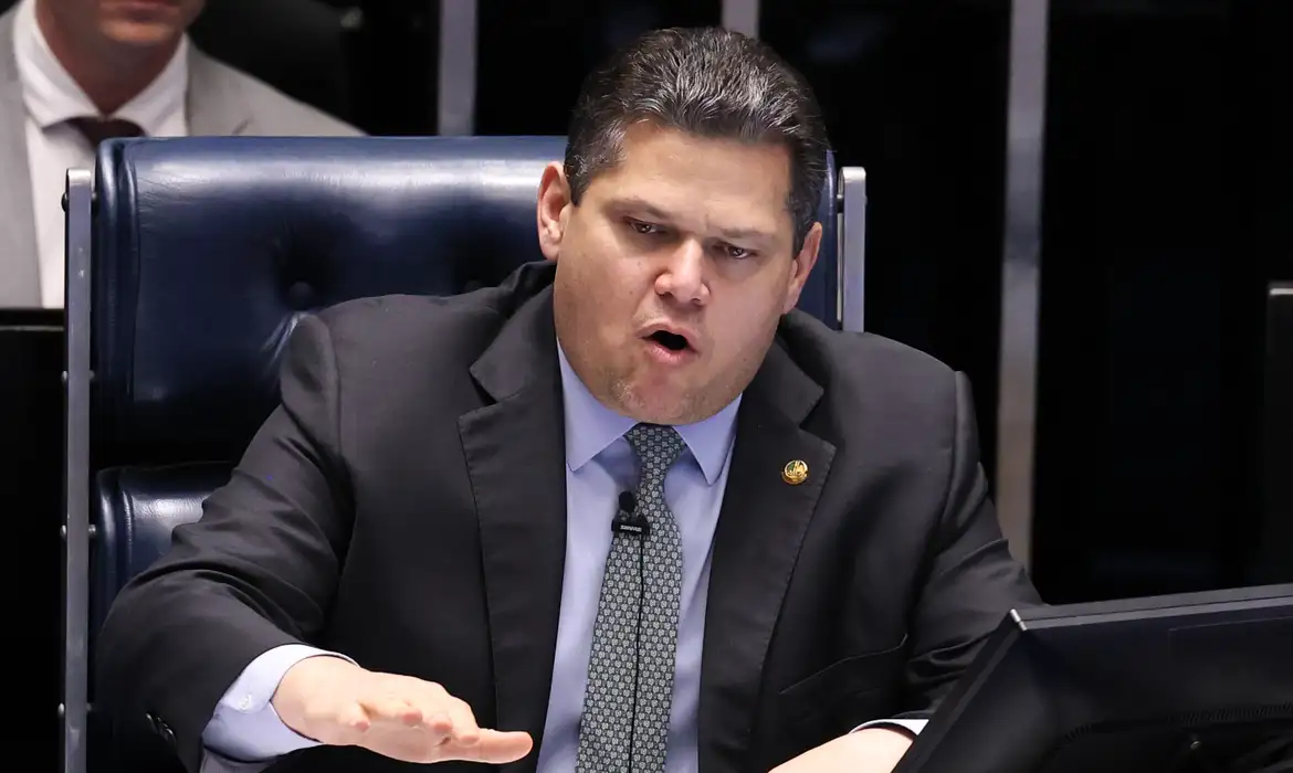 Alcolumbre planeja indulto ou anistia a Bolsonaro por votos pela presidência do Senado