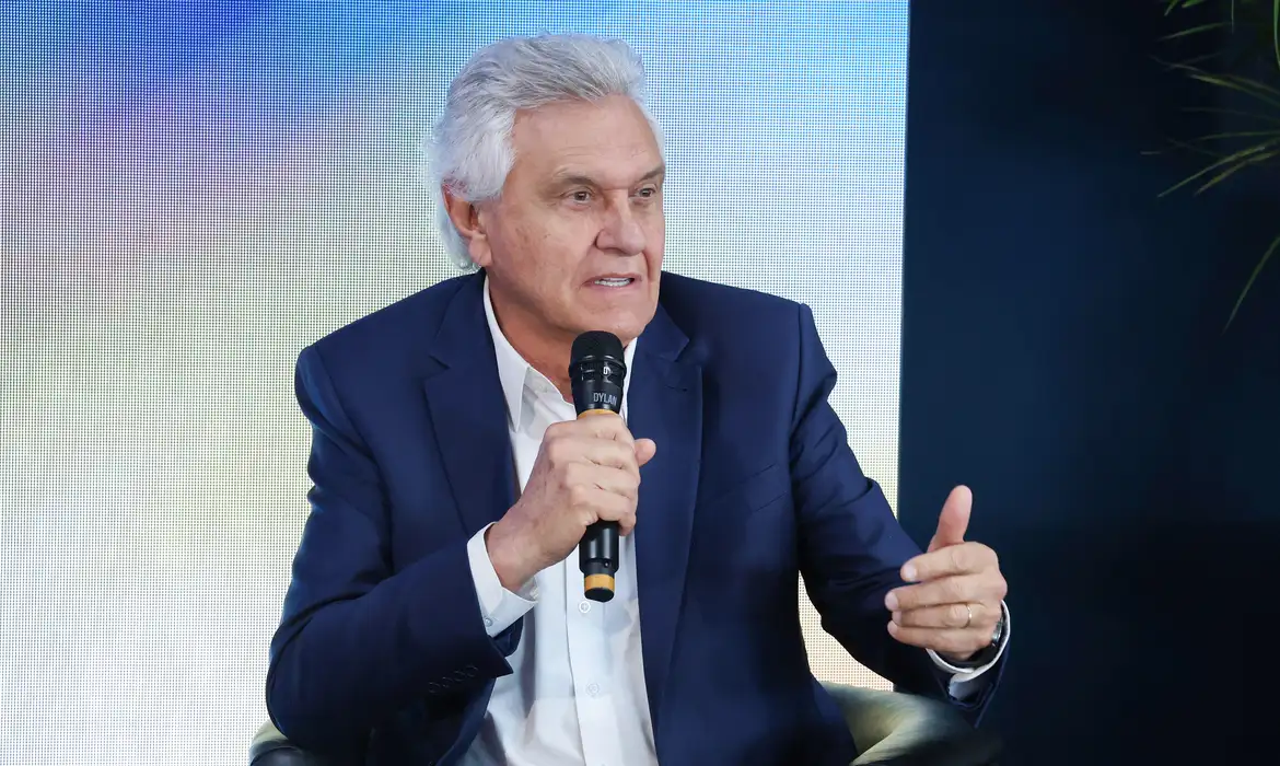 Ronaldo Caiado registrou o seu voto em uma escola de  Nova Crixás