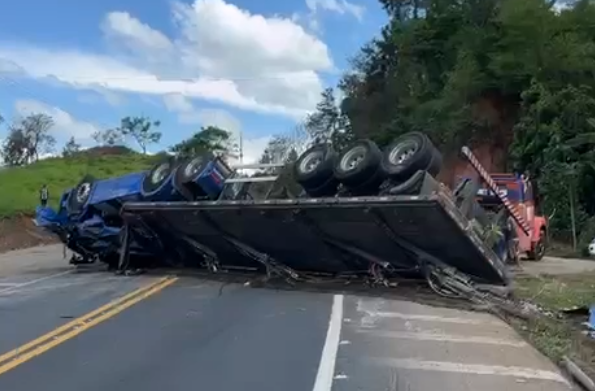 Motorista morre após carreta tombar sobre imóvel nas proximidades de Piçarrão