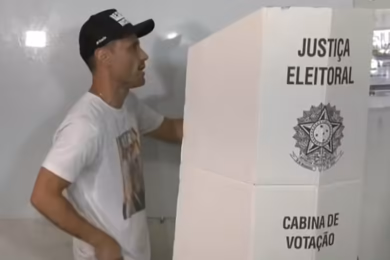 Cleitinho vota em Divinópolis e posa de braços dados  com   bolsonarista e petista