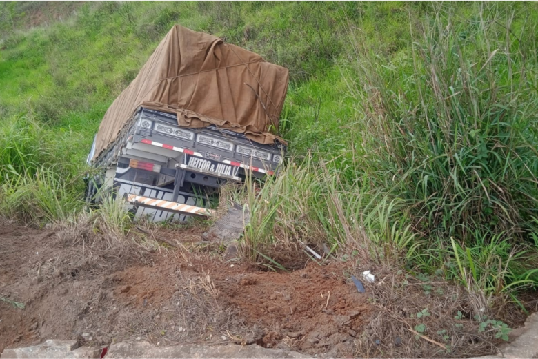 Caminhão atinge carro, sai da pista e desce em ribanceira na MG-129, em Itabira