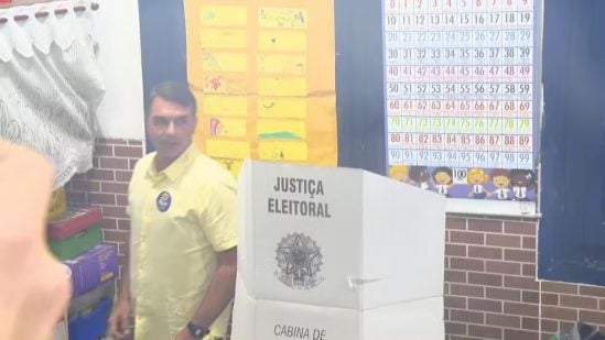 Flávio Bolsonaro votou em uma escola municipal da zona norte do Rio de Janeiro