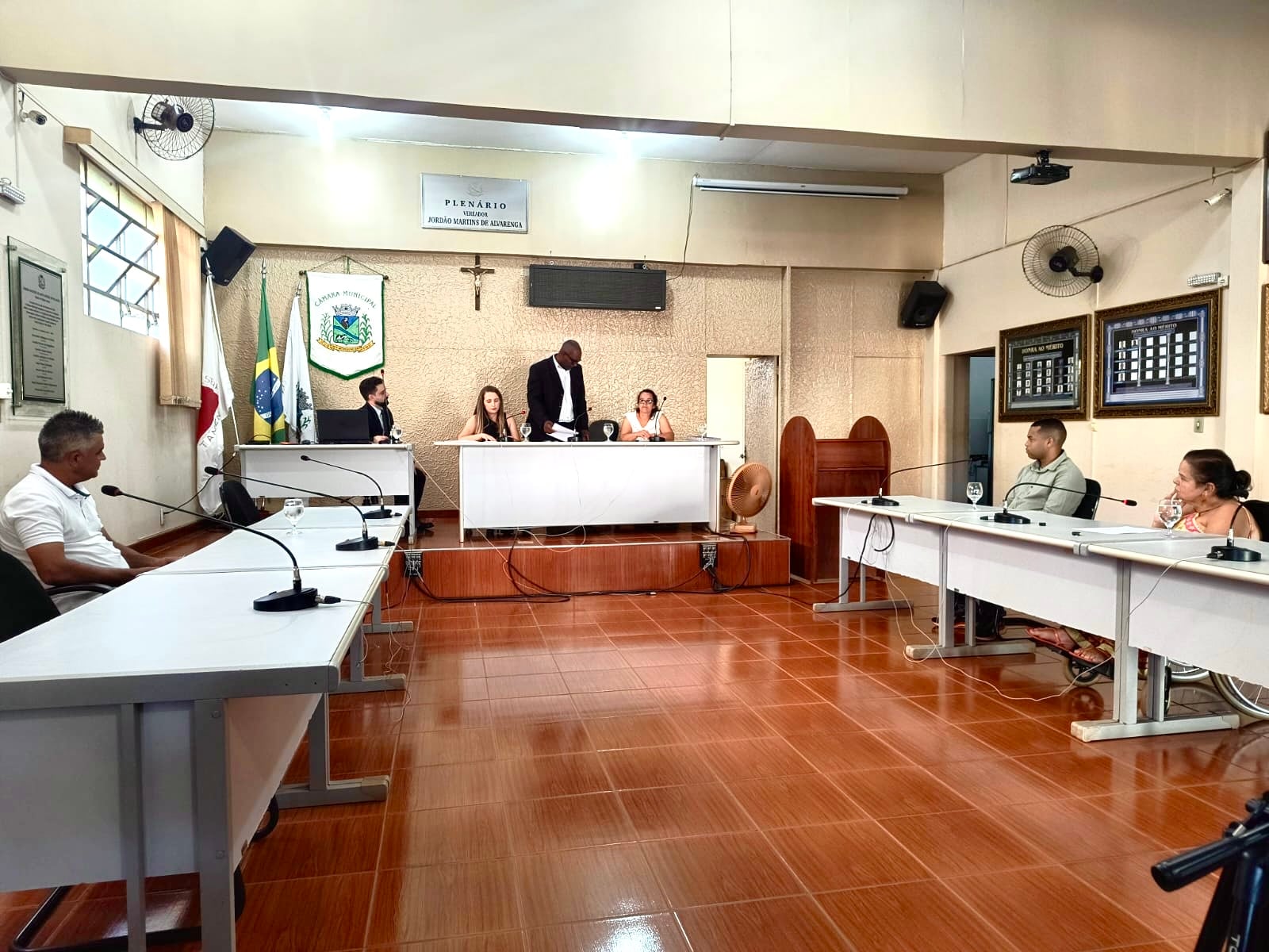Quatro vereadores tentam cancelar reunião, mas José Cláudio Ferreira toma posse como prefeito de Santo Antônio do Rio Abaixo
