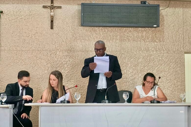 Quatro vereadores tentam cancelar reunião, mas José Cláudio Ferreira toma posse como prefeito de Santo Antônio do Rio Abaixo