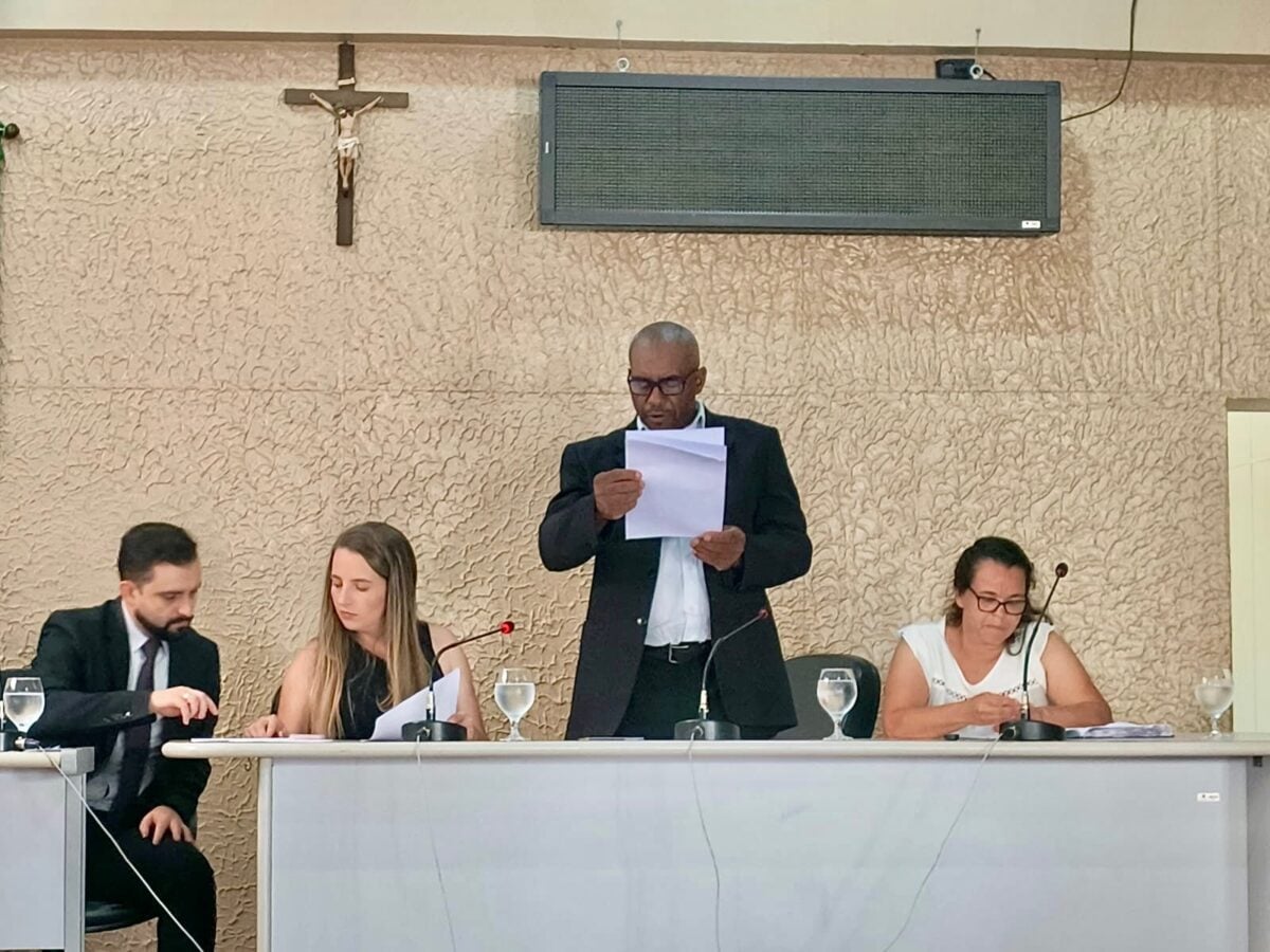 Quatro vereadores tentam cancelar reunião, mas José Cláudio Ferreira toma posse como prefeito de Santo Antônio do Rio Abaixo