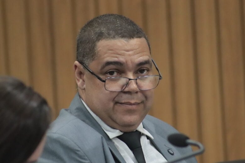 Comissão livra Luiz Carlos de cassação na Câmara de Itabira, mas aponta excesso do vereador contra servidora