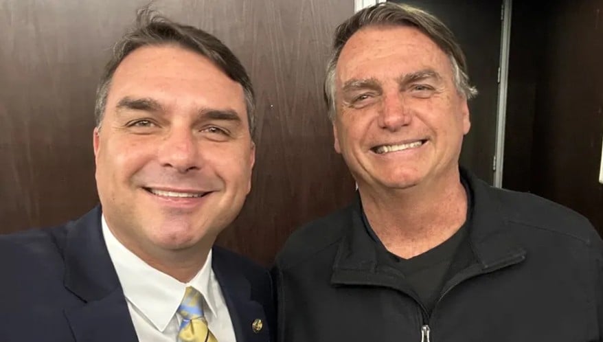 Caso eleito, Flávio pode tirar Jair Bolsonaro da prisão?