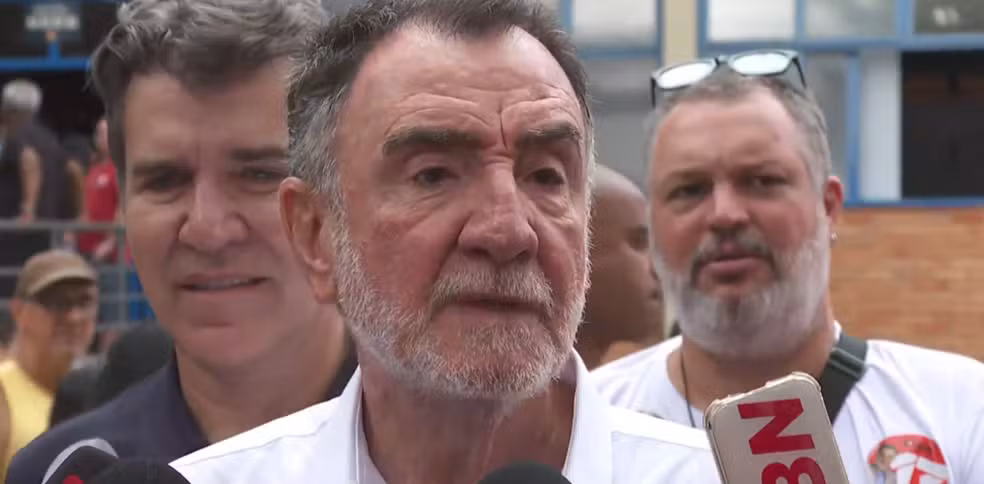 Patrus enfrentou fila de 2 horas para votar na PUC Minas, bairro Coração Eucarístico
