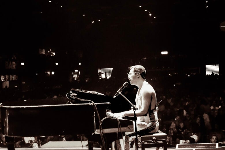 9 de outubro: Rafael Dentini canta grandes clássicos da carreira de   Elton John   em BH