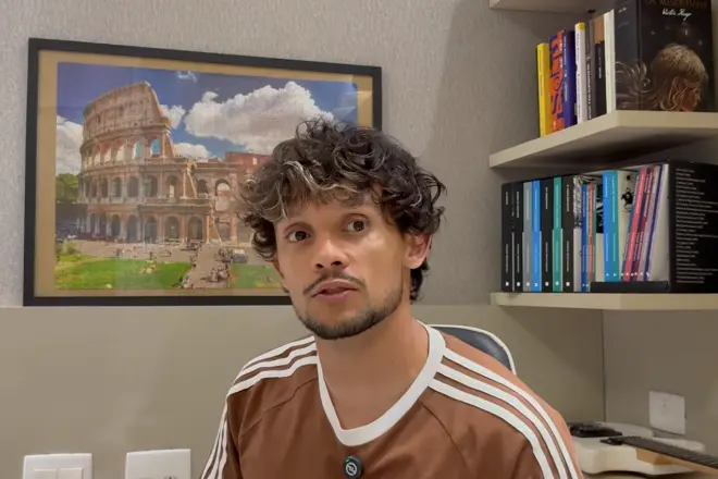 Livro indicado por Gustavo Scarpa, jogador do Galo, lidera vendas no Brasil