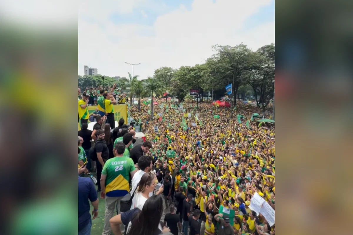 Com Nikolas, Cleitinho e Tarcísio, Flávio Bolsonaro encerra campanha com motociata e ato na Praça da Liberdade, em BH