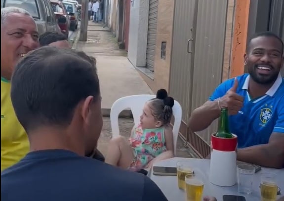 Após votar, eleitores de Itabira se reúnem em bar para esperar a apuração