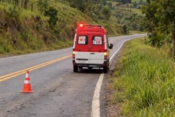 Acidente deixa cinco pessoas feridas na MGC-120, em Santa Maria de Itabira