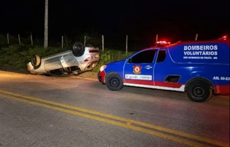Motorista fica ferido após capotamento de Peugeot 207 na MGC-120