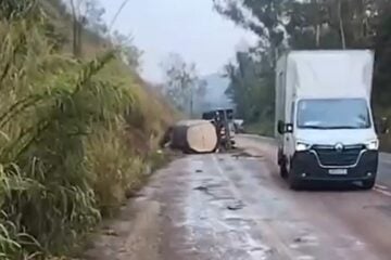 Tanque de carreta se solta e derrama leite na BR-262, em Bela Vista de Minas