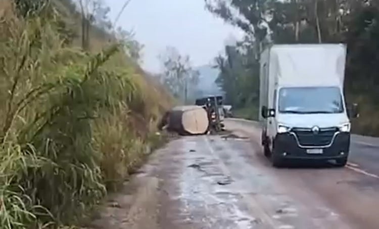 Tanque de carreta se solta e derrama leite na BR-262, em Bela Vista de Minas