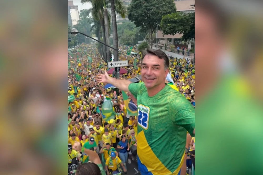 Com Nikolas, Cleitinho e Tarcísio, Flávio Bolsonaro encerra campanha com motociata e ato na Praça da Liberdade, em BH